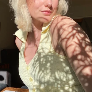 Gul sommartopp  - En ljusgul sommartopp från chiquelle. Sparsamt använd och är i nyskick🌸 modellen är i Halterneck 