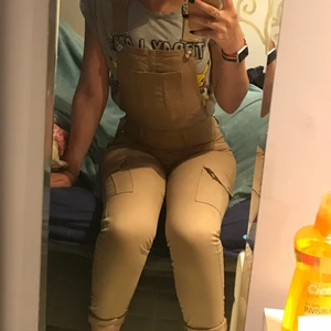 Beige hängselbyxor  - Säljer mina hängselbyxor då de är för små, storlek 36 men kan passa en 34 också. De är bekväma, snygga och sitter bra. Justerbara hängslen såklart.