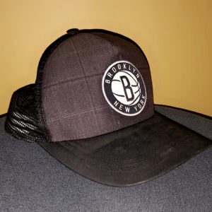 Adidas truckerkeps - Adidas! Beg skick men fräsch, knäppe bak!