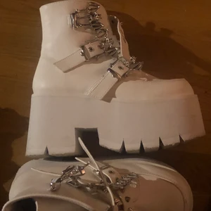 Vita demonias! Storlek 38 - Vita nästan helt oanvända demonias, inga repor eller hål, sköna, väldigt snygga och lätta att gå i!