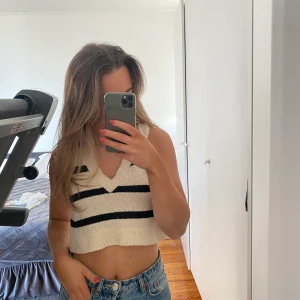 Stickad väst från pull and bear  - Jättefin stickad väst, randig. Använd en gång. Köparen står för frakt