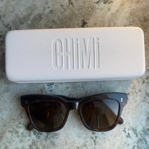 Chimi 005  - Solglasögon från Chimi modell 005 i färgen tortoise. Fodral samt putsduk följer med. Frakt 70kr eller hämtas på Kungsholmen! 