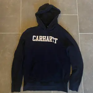 Hoodie i bra skick färgen ser lite off ut men de är ljuset inga tecken på slitage. Storlek M passar bra även som large.