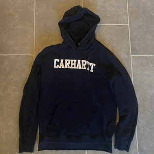 Carhartt - Hoodie i bra skick färgen ser lite off ut men de är ljuset inga tecken på slitage. Storlek M passar bra även som large.
