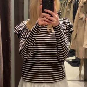Zara volang tröja - Säljer denna volang tröja från zara. Använd fåtal gånger så de är i fint skick. Använder inte den längre så därför säljer jag också den. Storlek M men sitter bra på mig som brukar ha Xs/s. 