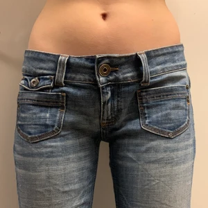 Only jeans - Ett par superfina lågmidjade, ljusa jeans från ONLY i mycket bra skick! De perfekta jeansen som passar till allt! Så fin passform! Jag är 165 och 36 i storlek 
