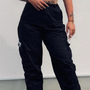 Adidasbyxor - Loosefit Adidasbyxor i storlek 38. 