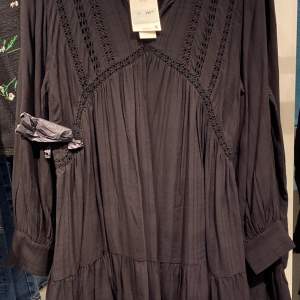 En svart långsammas klänning från zara, enbart använd 3 gånger☺️