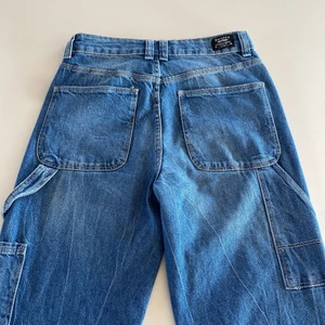 cargo jeans  - såååå snygga cargo skriva jeans! köpta på bershka i grekland! Är i superbra sick då de inte har använts sååå många gånger pga för liten storlek! så synd att jag mäste sälja de🥲🥰 