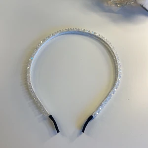 Diadem  - Ett vitt diadem med genomskinliga ”kristallpärlor” 