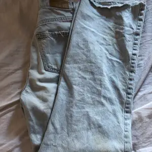 Blåa wide jeans, st 32.