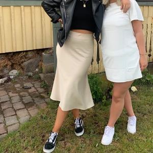 Satinkjol från NAKD - En jättefin beige satinkjol från nakd, endast använd 1 gång. Storlek M. 