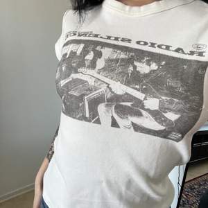 Eftertraktad Brandy Melville t shirt! Älskar tröjan men bär aldrig vita kläder tyvärr.. 