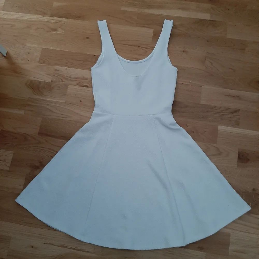 En vit klänning i trikå från H&M. Storlek 32. Endast använd en gång. Köparen står för frakten . Klänningar.