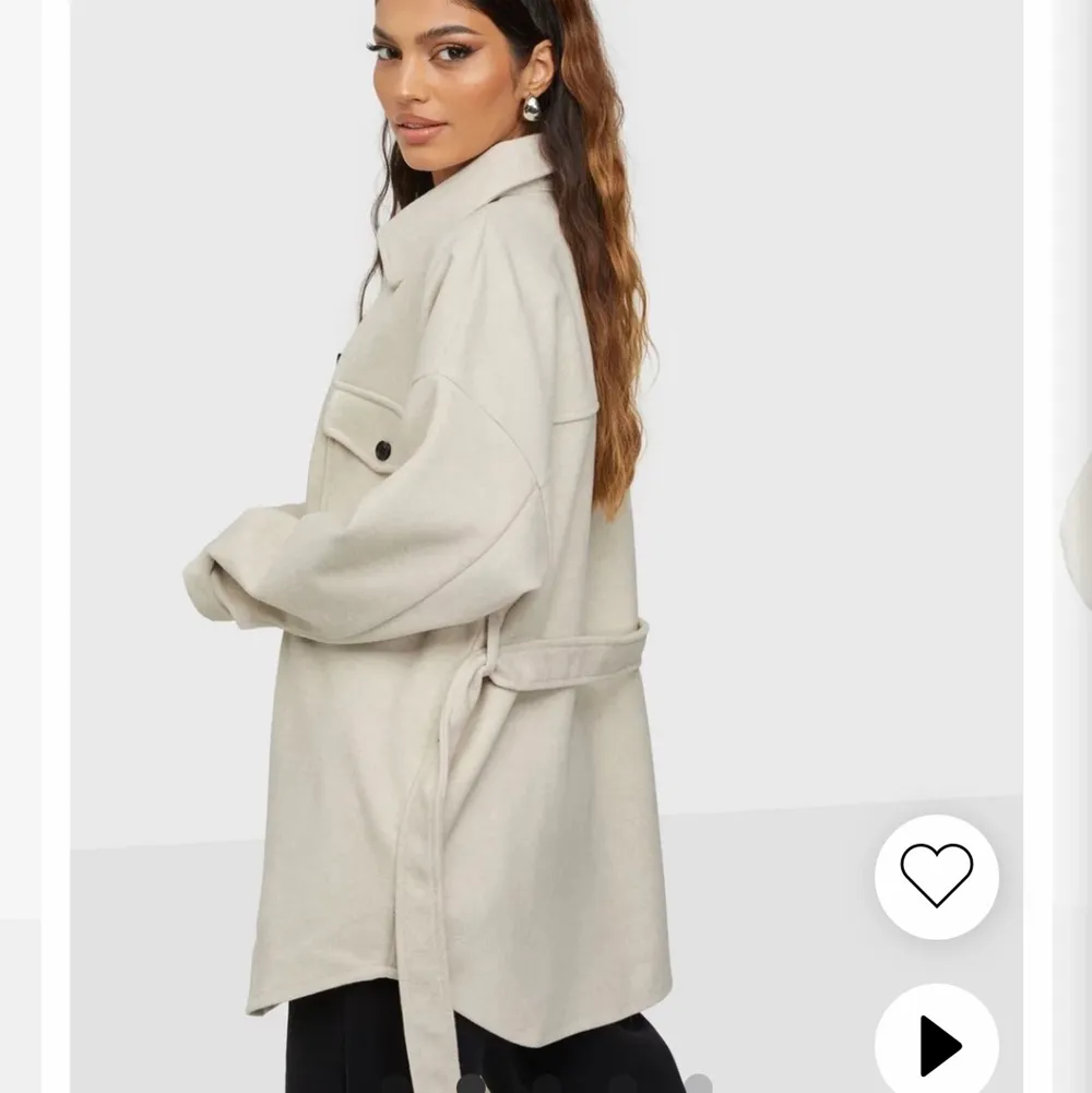 Säljer denna skit snygga kappa från Nelly då jag tycker den är för lång på mig därav knappt använd. Storlek 34🤍. Jackor.