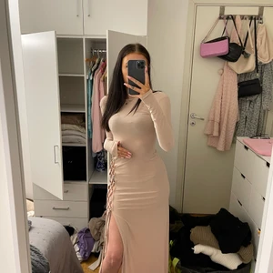 Balklänning  - Balklänning använd en gång, i storlek xs. Köpt från rebecca stellas sida. Med slits hela vägen från ryggen ända ner. Jätte skön och strechig material