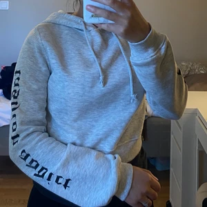 Nelly - En fin knappt använd croppad hoodie från Nelly.  Storlek XS