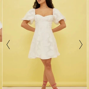 Studentklänning  - Superfin vit klänning perfekt till studenten!! Klänningen är från NA-KD och oanvänd, prislappen är kvar. Skriv för fler bilder. Klänningen är slutsåld på deras hemsida och orginalpriset är 499kr. Köparen står för frakt