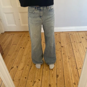 Weekday Jeans - Weekday jeans i storlek 28/32 innerbenslängd ca 76 cm midjemått ca 82 cm. Kan postas dagen efter💓💓👌🏻