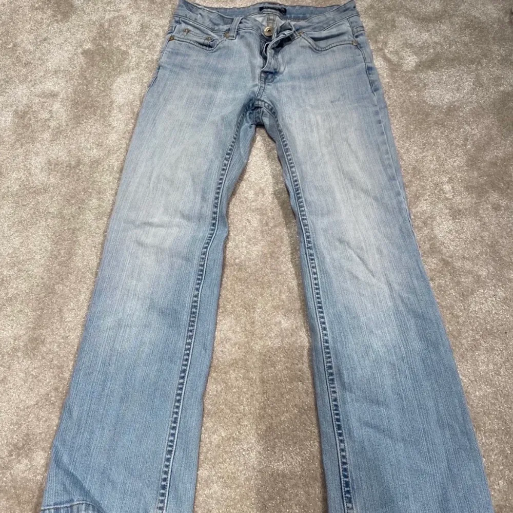 Ljusblå bootcut/flare/ straight jeans i storlek 36. Pris kan diskuteras. Köpte de precis från en annan tjej här på plick men då de inte passade så säljer jag de vidare. Det hon skrev om dom: har lagt in 3:e bilden på det hon skrev om dom.. Jeans & Byxor.