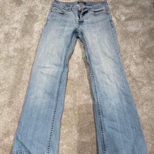 Ljusblå bootcut/flare/ straight jeans i storlek 36. Pris kan diskuteras. Köpte de precis från en annan tjej här på plick men då de inte passade så säljer jag de vidare. Det hon skrev om dom: har lagt in 3:e bilden på det hon skrev om dom.