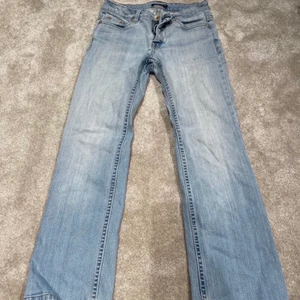 Jeans - Ljusblå bootcut/flare/ straight jeans i storlek 36. Pris kan diskuteras. Köpte de precis från en annan tjej här på plick men då de inte passade så säljer jag de vidare. Det hon skrev om dom: har lagt in 3:e bilden på det hon skrev om dom.