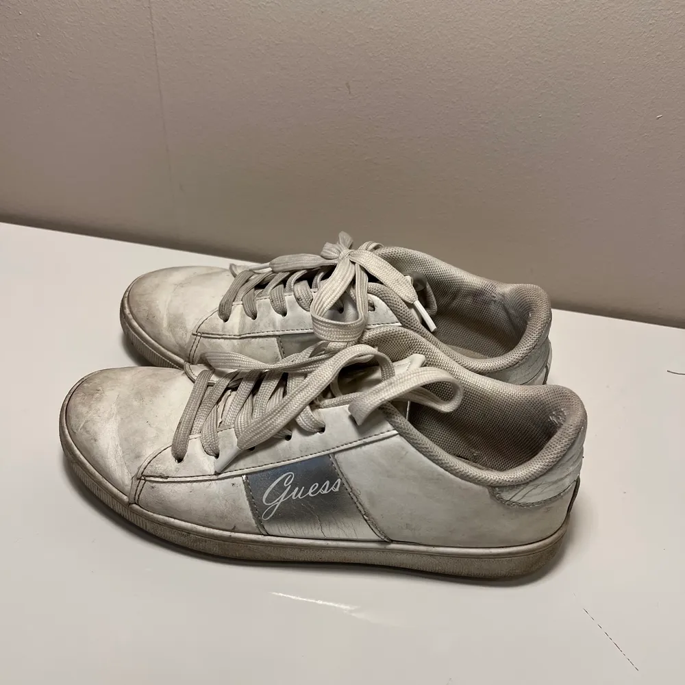 Hej! Säljer nu dessa fina guess sneakers som är välanvända men fortfarande i fint skick! Smutsiga men går att få bort om man tvättar dem. Köptes för ca 3 år sen för ungefär 1200kr men eftersom dem är välanvända så säljer jag dem för ett lågt pris! Köparen står för frakten 🤍. Skor.