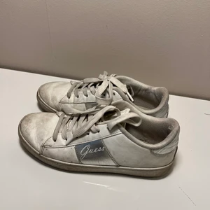 Guess sneakers - Hej! Säljer nu dessa fina guess sneakers som är välanvända men fortfarande i fint skick! Smutsiga men går att få bort om man tvättar dem. Köptes för ca 3 år sen för ungefär 1200kr men eftersom dem är välanvända så säljer jag dem för ett lågt pris! Köparen står för frakten 🤍