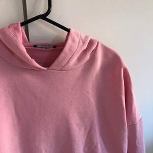 En rosa croppad hoodie från NA-KD. Fin och sommrig och inte så varm. 
