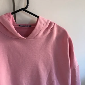Rosa hoodie - En rosa croppad hoodie från NA-KD. Fin och sommrig och inte så varm. 