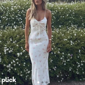 Zara blommig KLÄNNING! - Säljer denna populära zara klänningen! Storlek XS använd fåtal gånger!