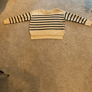 ‼️randig långärmad tröja‼️ - Jag säljer denna tröjan eftersom den är stor. Den är i storlek XS. 🌺✨