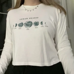 Långärmad tshirt med måntryck - Säljer denna vita snygga långärmade t-shirten! Den är sparsamt använd och jag säljer då den inte kommer till användning! Kontakta mig vid intresse🦋