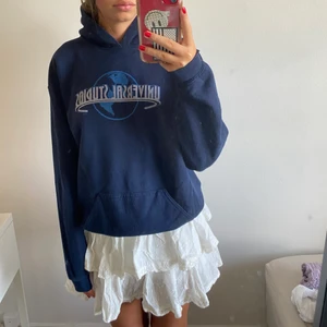 Marinblå hoodie - Marinblå hoodie från universal studios i barnstrolek XL som passar vanlig XS. Väldigt fin dock är inte luvan till så stor användning Pga lite trång.