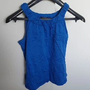 BLÅ LINNE!!! - Säljer min mörkblåa linne som jag knappt har använt. Säljer pågrund av att jag inte använder den längre. Den har inga slitningar och passar perfekt för sommaren!!☀️   storlek : S  pris: 76 kr. Frakt:gratis