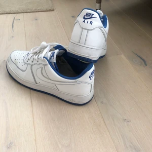 Airforce 1 Blue Stitch - Af1 blue stitch strl 47.                                            Cond 7/10.                                                              Köpta från restock för 2140kr.