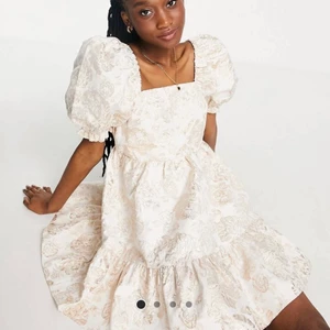 Studentklänning/sommarklänning - Säljer denna superfina klänning. Den är helt oanvänd, prislapp finns kvar!  Helt slutsåld på ASOS!