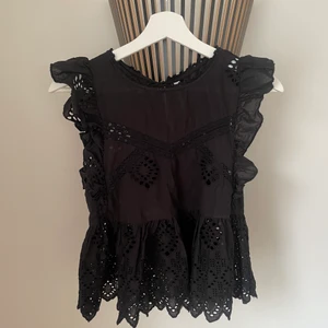 Söt topp från zara - Jättesöt topp från Zara med volanger, använd ett fåtal gånger! Storlek XS💕
