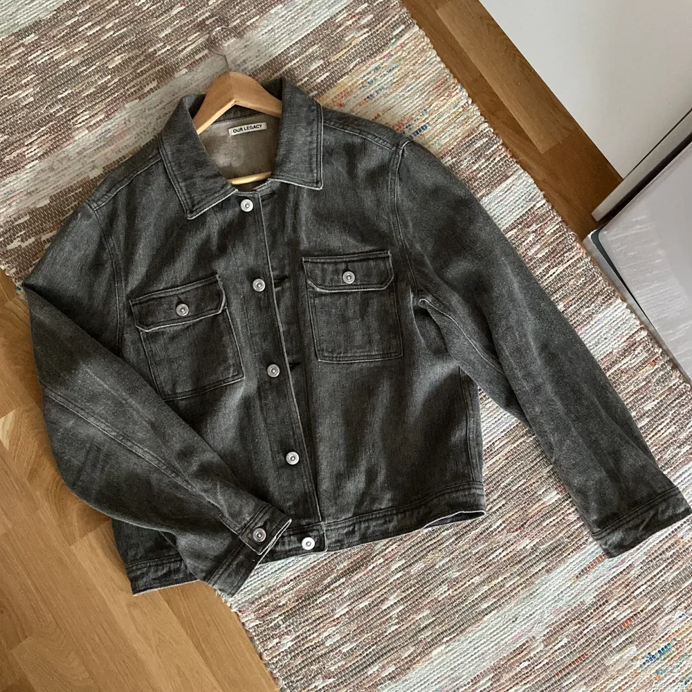 Boxy denim jacka. Nypris 2900 kr. Använd ett fåtal gånger. Cond. 10/10. Fråga om ni vill ha fler bilder. Jackor.