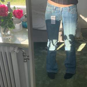 Säljer dessa snygga lågmidjade jeans från Brandy Melville. De är aldrig använda bara provade och prislappen sitter kvar! Köparen står för frakt💞