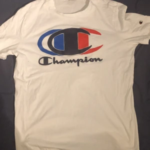 Champion T shirt - Storlek L, skriv för mer info