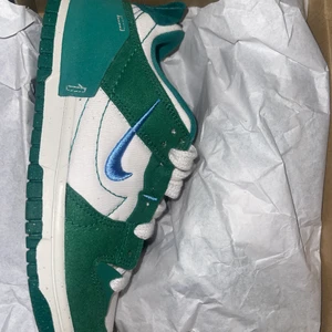  Nike dunk low disrupt 2 - Selger helt nye nike dunk low disrupt 2, kjøpt fra footlocker. Esken følger med. Kan sendes med helt hjem. Tar imor bus STRL 36,5