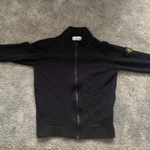 Stone island zipper  - Stone island tröja, äkta. Säljer då jag inte har andvänding av den.