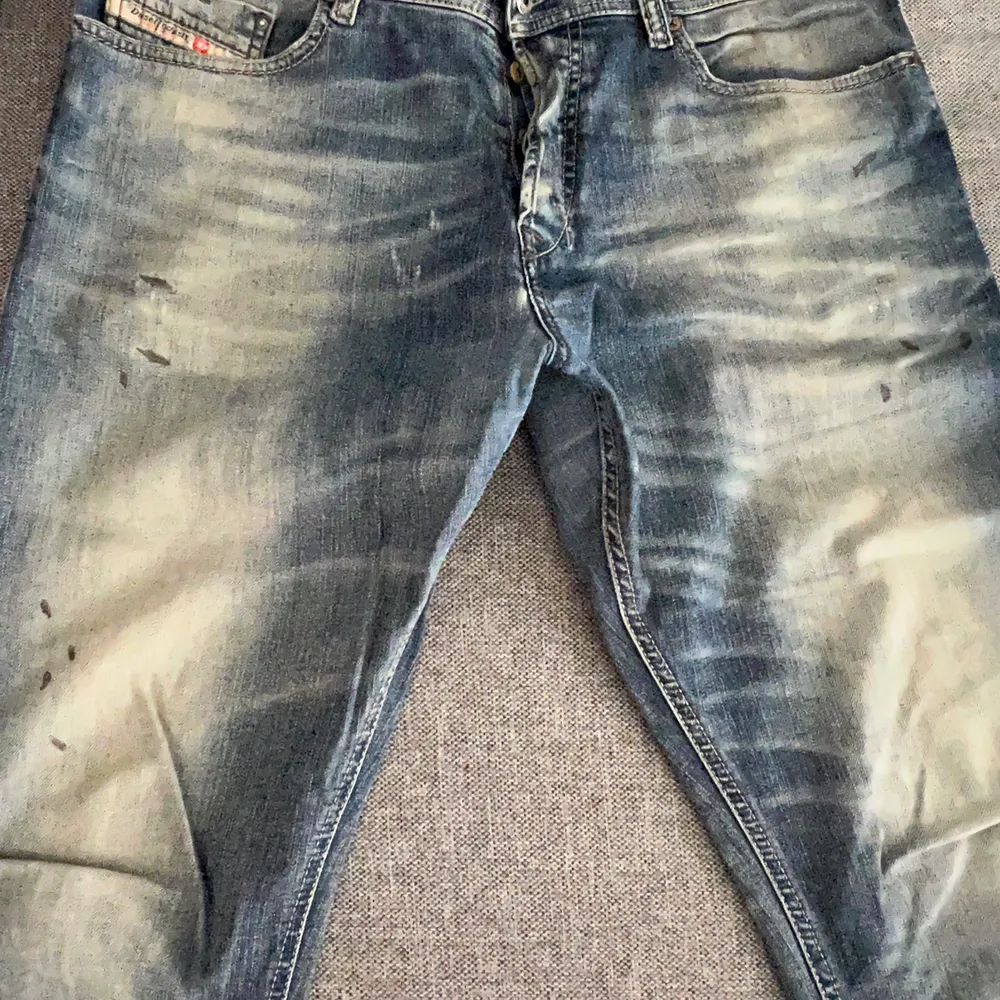 Säljer ett par jeans av märket Diesel. Storlek 34/34 och den är ganska skinny, iaf tajtare nedtill som syns på bilden. Bra skick och förtjänt i skrevet. . Jeans & Byxor.