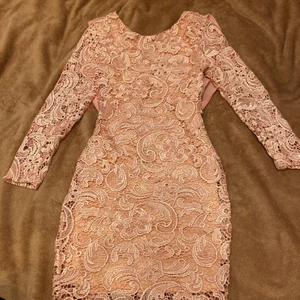 Rosa klänning storlek XS/Xxs  - Jätte fin rosa klänning, med öppning på ryggen och tajt 