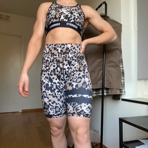 Leopardset Stronger S - Superfint leopardgfärgat det från Stronger med ett par shorts och en sport topp. Relativt välanvönt och har därför små skavanker som den borttvättade texten på bild 3 - därav det billiga priset. Reasåren i toppen är inte lika spänstig som i yngre dar. Själva plaggen håller i övrigt fin kvalitet. Köparen står för frakt :) 