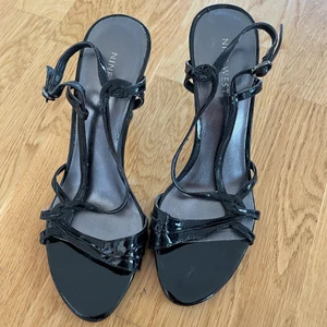 Sandaler från Nine West. Storlek 36 - Sandaler från Nine West storlek 36. Klackhöjd 9cm. Använd fåtal gånger. Fint skick