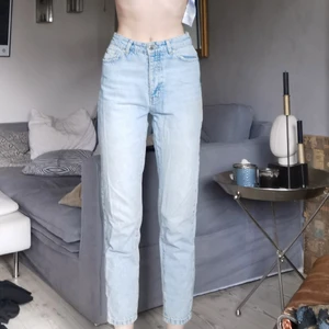 ANINE BING X GINA TRICOT  - Riktigt snygga jeans som knappt är använda då de är något för korta för mig (178cm). Mottagare står för frakt 🤍