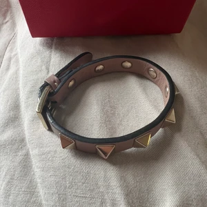 Valentino armband - Valentino armband💞❤️ inte använt mycket, ser ut som nytt om man bortser från slutet av bandet. Box, dustbag och kvitto medföljer 💞💞 Armbandet har ”delat” sig lite (tredje bilden) men syns inte som ni ser när det är stängt!🥰 postar endast spårbart!💞 