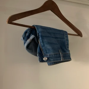 Shorts H&M - Fina shorts från H&M. Är absolut öppen för prisförslag, kan mötas upp i Stockholm och det är bara att skriva för fler bilder!! 